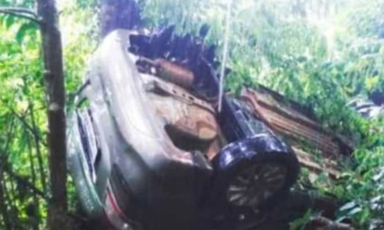 ಅರಂತೋಡು: ಚಾಲಕನ ನಿಯಂತ್ರಣ ತಪ್ಪಿದ ಕಾರು ; ಪ್ರಯಾಣಿಕರು ಅಪಾಯದಿಂದ ಪಾರು