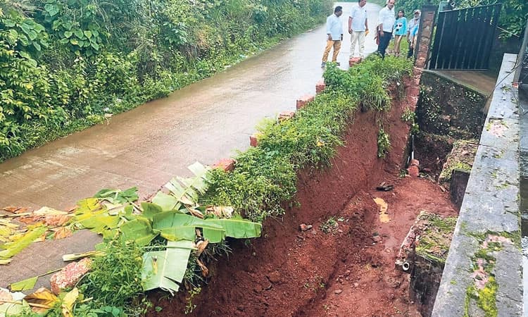 ಮುಂದುವರಿದ ಮಳೆ; “ಆರೆಂಜ್‌ ಅಲರ್ಟ್‌’: ಉಳ್ಳಾಲ: ಮಳೆಯಿಂದ 2 ಮನೆಗಳಿಗೆ ಹಾನಿ