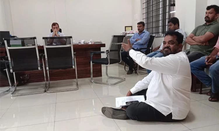 ಭ್ರಷ್ಟಾಚಾರ ಆರೋಪಿಸಿ ಕಾರವಾರ ಪೌರಾಯುಕ್ತರ ಕೊಠಡಿಯಲ್ಲಿ ಮಾಜಿ ಶಾಸಕ ಸೈಲ್ ಧರಣಿ