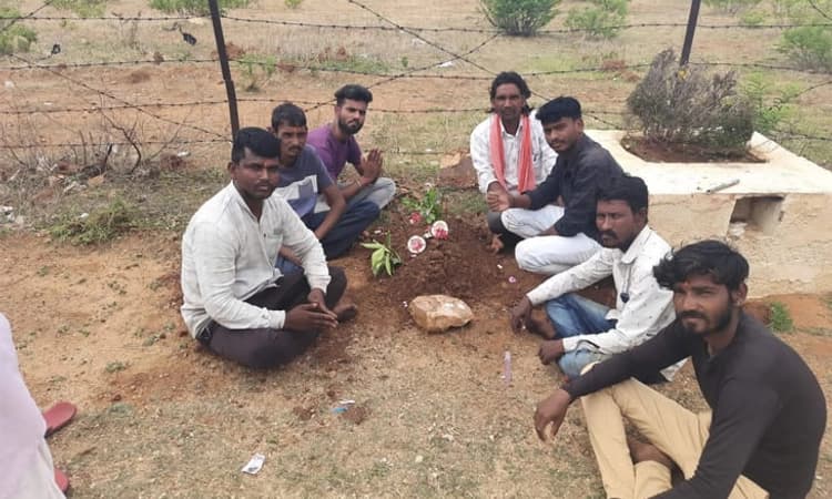 ರಾಯಚೂರು: ಅಪಘಾತದಲ್ಲಿ ಮೃತಪಟ್ಟ ಕೋತಿ ಅಂತ್ಯ ಸಂಸ್ಕಾರ