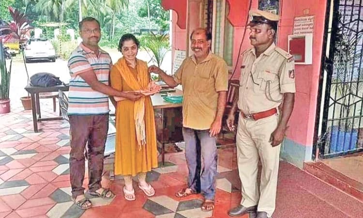 ಚಿನ್ನದ ಕರಿಮಣಿ ಸರ ಮರಳಿಸಿ ಪ್ರಾಮಾಣಿಕತೆ ಮೆರೆದ ಆಟೋ ಚಾಲಕ