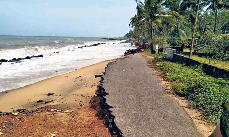 ಉಳ್ಳಾಲದಲ್ಲಿ ಮುಂದುವರಿದ ಕಡಲ್ಕೊರೆತ: 15ಕ್ಕೂ ಹೆಚ್ಚು ಮನೆಗಳ ಸಂಪರ್ಕ ಕಡಿತ