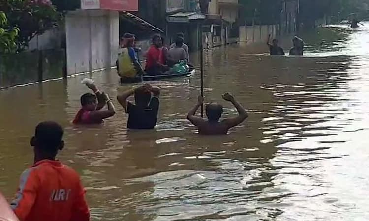 ಅಸ್ಸಾಂ ಭಾರೀ ಮಳೆ: ಆಸ್ಪತ್ರೆಗೂ ನೀರು; ರಸ್ತೆಯಲ್ಲೇ ಕೀಮೋ ಥೆರಪಿ