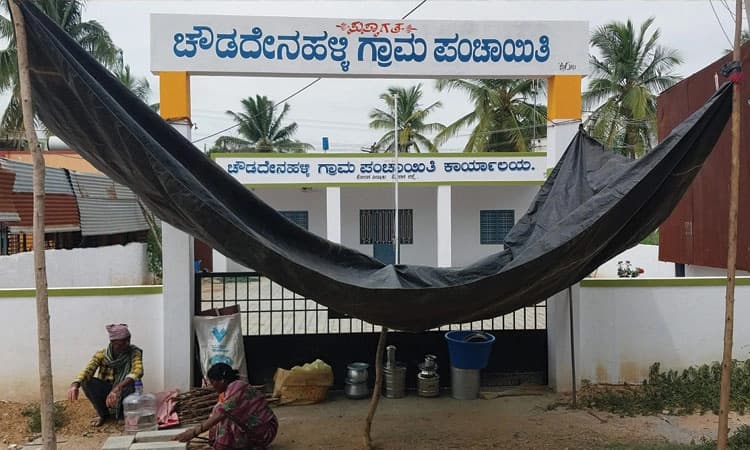 ಮನೆ ರಸ್ತೆ ಸಂಪರ್ಕಕ್ಕಾಗಿ ಗ್ರಾಪಂ ಕಚೇರಿ ಮುಂದೆ ಧರಣಿ