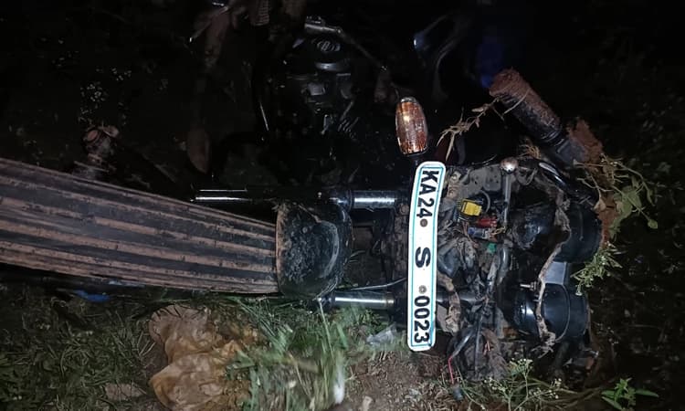 ಧಾರವಾಡದಲ್ಲಿ ಭೀಕರ ರಸ್ತೆ ಅಪಘಾತ : ಬೈಕ್ ನಲ್ಲಿದ್ದ ಮೂವರು ಸ್ಥಳದಲ್ಲೇ ಸಾವು