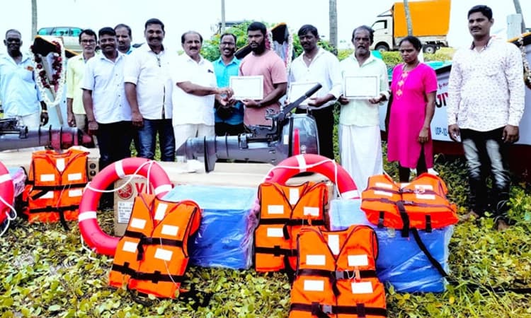 ಕಾಪು‌: ಮೀನುಗಾರರಿಗೆ ಗಿಲ್ ನೆಟ್ ಬೊಟ್ ಹಸ್ತಾಂತರ