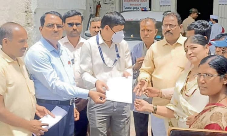 ಶಾಲಾ ಮಕ್ಕಳಿಗೆ ತ್ವರಿತ ಪಠ್ಯ ಪೂರೈಕೆಗೆ ಆಗ್ರಹ