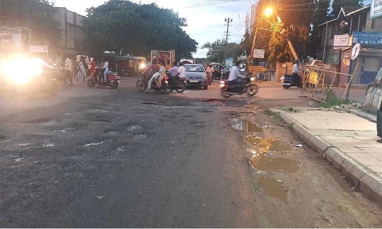 ರಸ್ತೆ ಮೇಲೆ ಚರಂಡಿ ನೀರು: ಸಂಚಾರಕ್ಕೆ ಕಿರಿಕಿರಿ