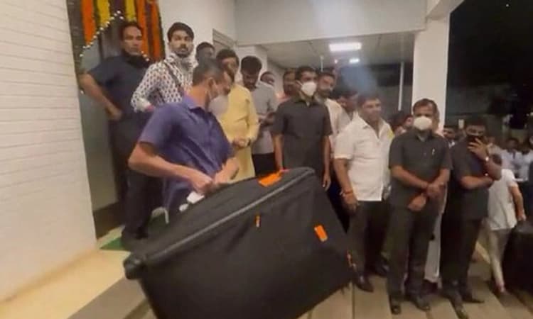 ಮಹಾ ಬಿಕ್ಕಟ್ಟು: ಮುಖ್ಯಮಂತ್ರಿ ನಿವಾಸ ತೊರೆದ ಉದ್ಧವ್ ಠಾಕ್ರೆ