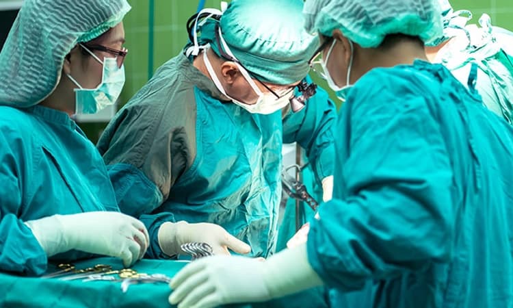 ಹೆರಿಗೆ ವೇಳೆ ಶಿಶುವಿನ ತಲೆ ಕತ್ತರಿಸಿ ಮಹಿಳೆಯ ಗರ್ಭದಲ್ಲೇ ಬಿಟ್ಟ ವೈದ್ಯಕೀಯ ಸಿಬ್ಬಂದಿ!