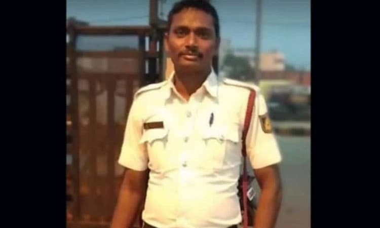 ಕುರುಗೋಡು: ಲಾರಿ – ಬೈಕ್ ನಡುವೆ ಅಪಘಾತ; ಟ್ರಾಫಿಕ್ ಪೊಲೀಸ್ ಸ್ಥಳದಲ್ಲೇ ಸಾವು