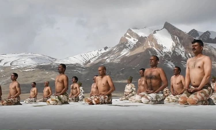 ಹಿಮಾಲಯ ಶ್ರೇಣಿಯಲ್ಲಿ ಯೋಧರಿಂದ ಯೋಗ