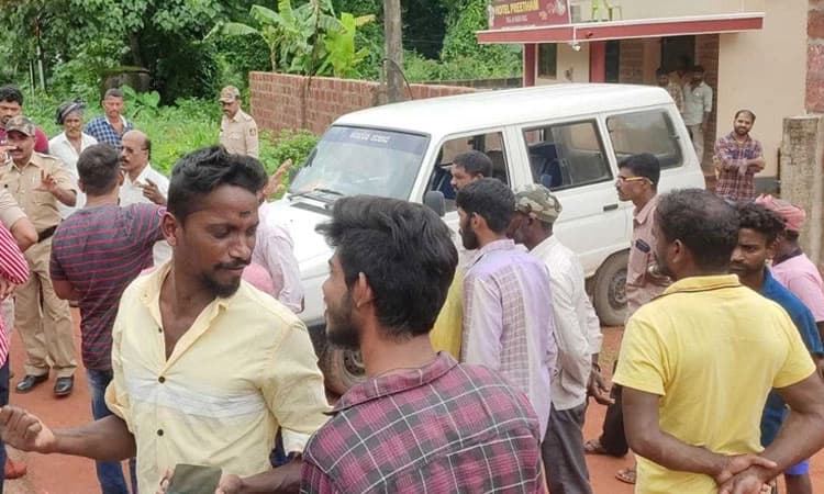 ಬಾರ್‌ ಆ್ಯಂಡ್‌ ರೆಸ್ಟೋರೆಂಟ್‌ ಮುಚ್ಚುವಂತೆ ಆಗ್ರಹಿಸಿ ಸ್ಥಳೀಯರಿಂದ ಅಧಿಕಾರಿಗೆ ದಿಗ್ಬಂಧನ