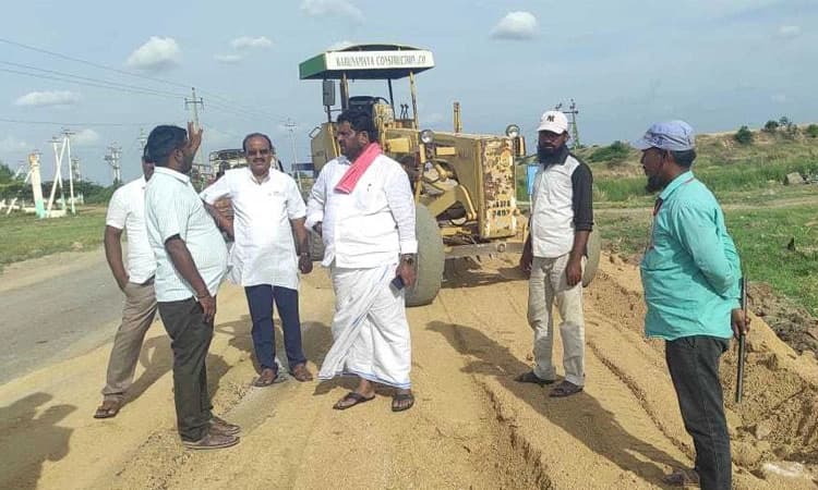 ಕಾರಟಗಿ: ರಾಜ್ಯ ಹೆದ್ದಾರಿ ಕಾಮಗಾರಿ ಪರಿಶೀಲನೆ