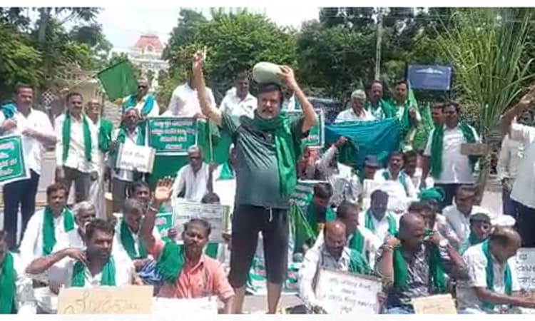 ಬೆಳೆಗಳಿಗೆ ಖಾತರಿ ಬೆಲೆ ನೀಡಿ..; ಮೋದಿ ಭೇಟಿಯ ವೇಳೆ ರೈತರಿಂದ ಪ್ರತಿಭಟನೆ