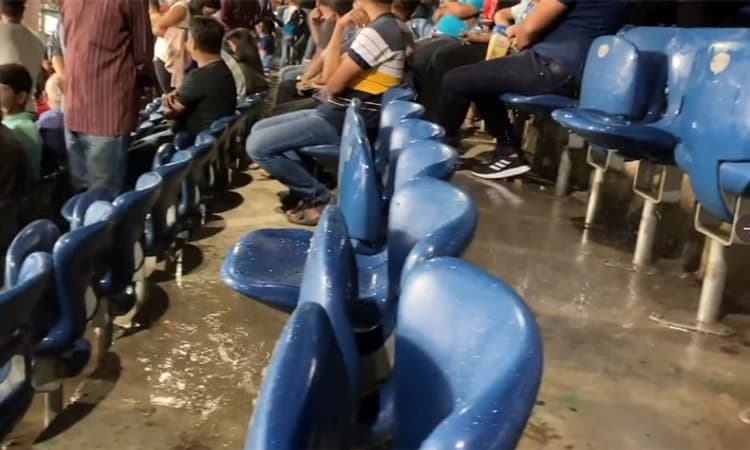 ಚಿನ್ನಸ್ವಾಮಿ ಕ್ರೀಡಾಂಗಣದ ಮೇಲ್ಛಾವಣಿ ಸೋರಿಕೆ :ಟ್ರೋಲ್ ಗೆ ಗುರಿಯಾದ ಬಿಸಿಸಿಐ