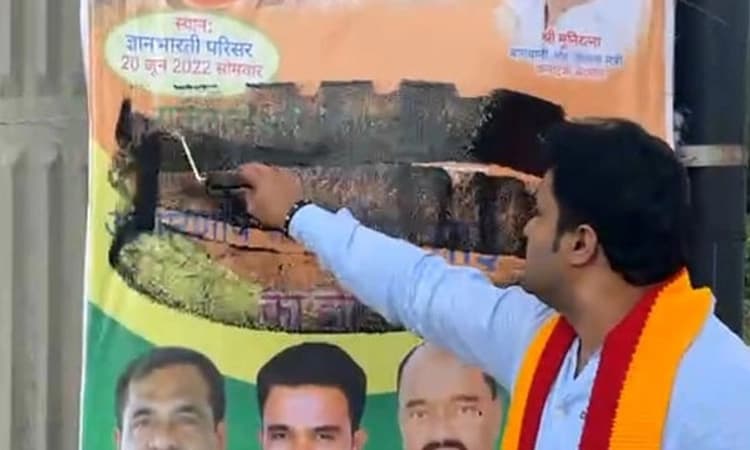 ಪ್ರಧಾನಿಗೆ ಸ್ವಾಗತ ಕೋರಿದ್ದ ಹಿಂದಿ ಫ್ಲೆಕ್ಸ್ ಗಳಿಗೆ ಮಸಿ ಬಳಿದ ಕರವೇ