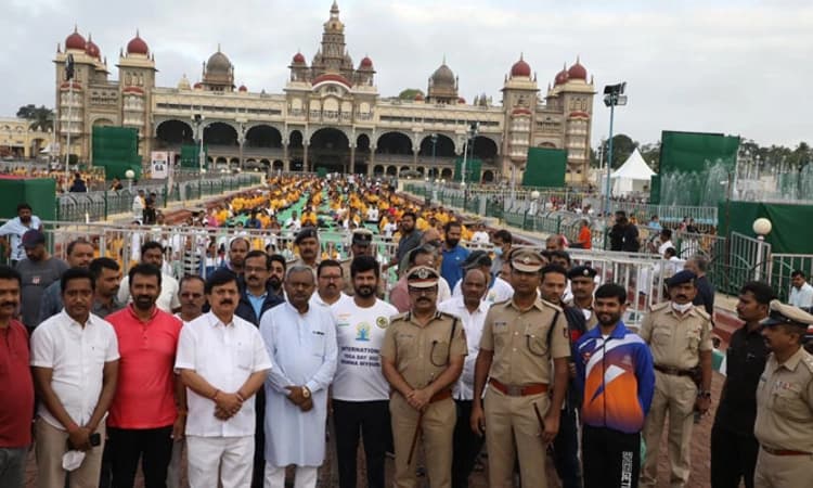 ಅರಮನೆ ಆವರಣದಲ್ಲಿ ಅಂತಿಮ ಹಂತದ ಯೋಗ ತಾಲೀಮು ವೀಕ್ಷಿಸಿದ ಸಚಿವ ಎಸ್.ಟಿ.ಸೋಮಶೇಖರ್