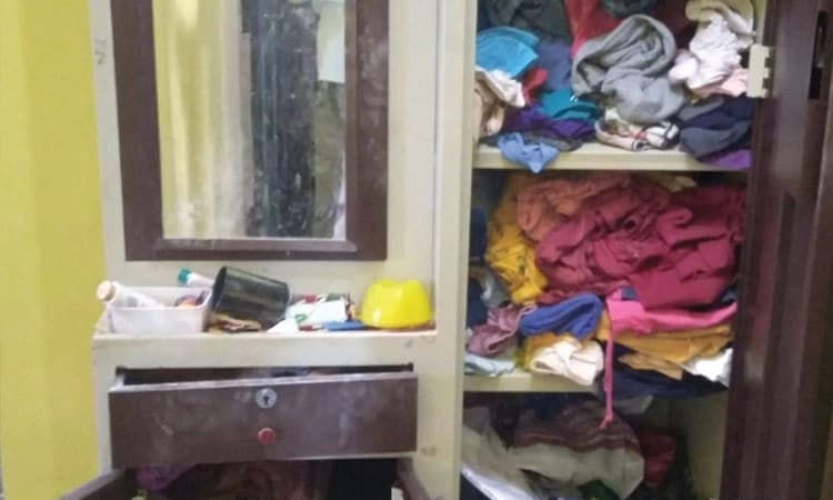 ಮನೆ ಬಾಗಿಲು ಮುರಿದು ಚಿನ್ನಾಭರಣ ಕಳವು