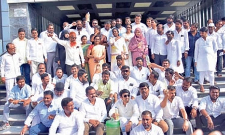 ಪಾಲಿಕೆ ಎದುರು ಕ್ಯಾನ್‌ ಇಟ್ಟು ಪ್ರತಿಭಟನೆ