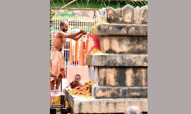 ನವವೃಂದಾವನ ಗಡ್ಡಿಯಲ್ಲಿ  ವೈಭವದಿಂದ ಜರುಗಿದ ರಘುವರ್ಯರ ಮಧ್ಯಾರಾಧನೆ