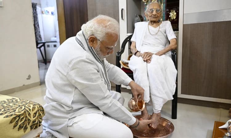 ಮೋದಿ ತಾಯಿಗೆ ನೂರು ವರ್ಷದ ಸಂಭ್ರಮ: ತಾಯಿಯ ಆಶೀರ್ವಾದ ಪಡೆದ ಪ್ರಧಾನಿ ಮೋದಿ