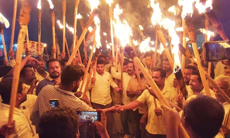 ಕುಣಿಗಲ್ :ರಾಹುಲ್‌ಗಾಂಧಿ ಇಡಿ ವಿಚಾರಣೆ ಖಂಡಿಸಿ ಕಾಂಗ್ರೆಸ್ ಕಾರ್ಯಕರ್ತರಿಂದ ಪಂಜಿನ ಮೆರವಣಿಗೆ