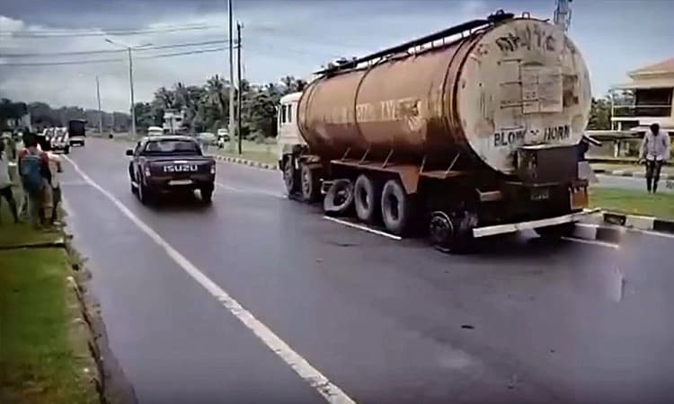 ಕಟಪಾಡಿ: ರಾ. ಹೆ. 66ರಲ್ಲಿ ಟ್ಯಾಂಕರ್‌ನಲ್ಲಿ ಬೆಂಕಿ ; ತಪ್ಪಿದ ಭಾರೀ ಅನಾಹುತ