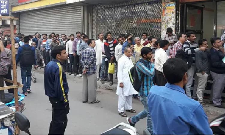 ಒಂದಕ್ಕೆ ಐದರಷ್ಟು ಮೊತ್ತ… ಹಣ ಡ್ರಾ ಮಾಡಲು ಎಟಿಎಂ ಎದುರು ಮುಗಿಬಿದ್ದ ಜನರು!