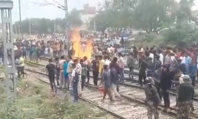 ಅಗ್ನಿಪಥ ಯೋಜನೆಗೆ ತೀವ್ರ ವಿರೋಧವೇಕೆ? ಬಿಹಾರದಲ್ಲಿ ಭುಗಿಲೆದ್ದ ಪ್ರತಿಭಟನೆ, ರಸ್ತೆ ತಡೆ