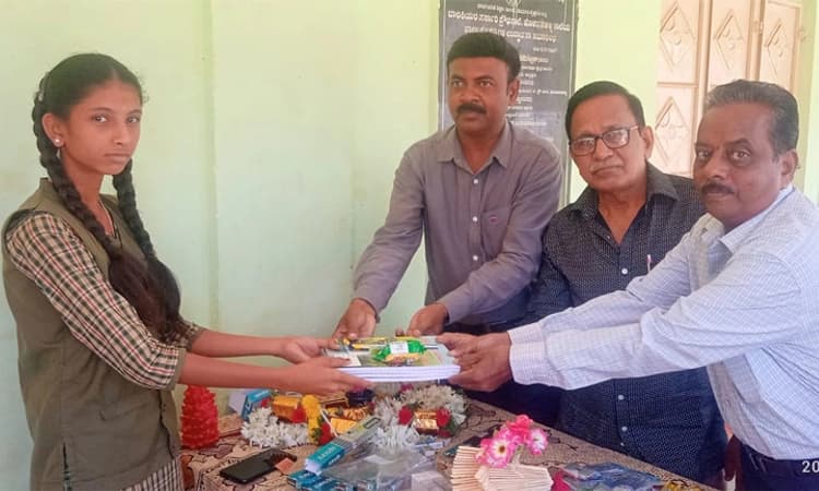 ಕೊರಟಗೆರೆ : ಬಡ ಕುಟುಂಬದ ವಿದ್ಯಾರ್ಥಿಗಳಿಗೆ ಉಚಿತ ನೋಟ್ ಬುಕ್ ವಿತರಣೆ