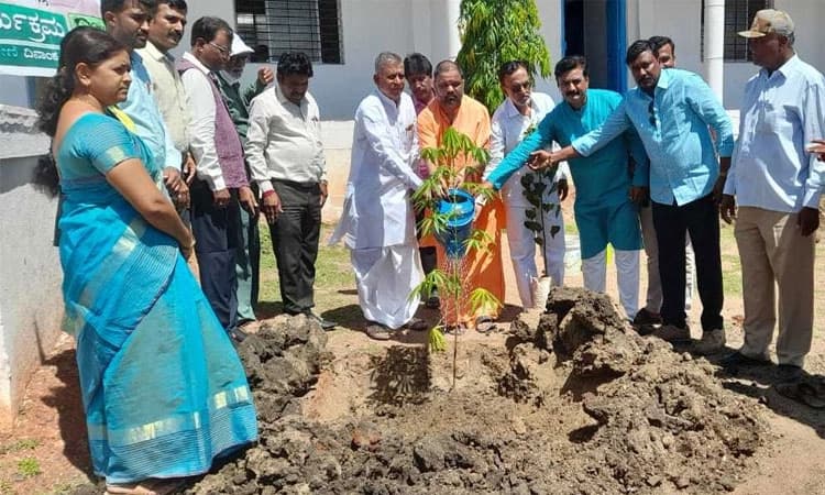 ಎಲ್ಲರೂ ಪರಿಸರ ಸಂರಕ್ಷಣೆಗೆ ಒತ್ತು ನೀಡಿ: ಶ್ರೀ ಅಭಿನವ ಜಾತವೇದ ಶಿವಾಚಾರ್ಯ ಮುನಿಗಳು