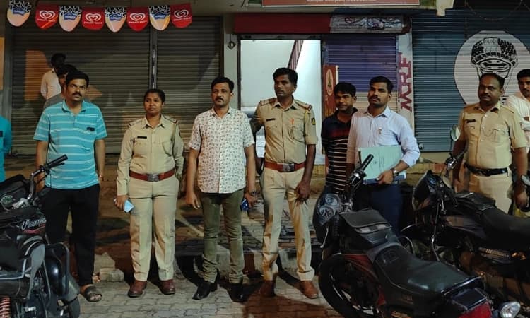 ಲಾಡ್ಜ್ ಮೇಲೆ ದಾಳಿ : ಮತದಾರರಿಗೆ ಹಂಚಲು ತಂದಿದ್ದ ನಗದು, ಪ್ರಚಾರ ಸಾಮಗ್ರಿ ವಶ