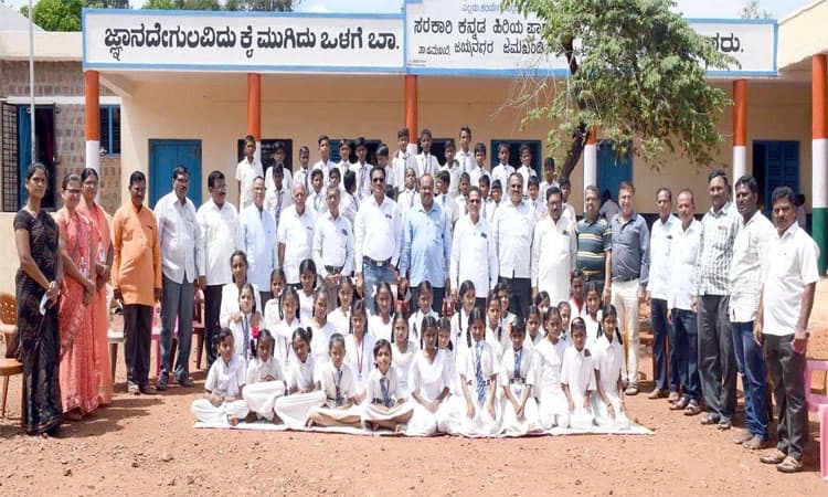 ರೋಟರಿ ಸಂಸ್ಥೆಯಿಂದ ಸರ್ಕಾರಿ ಶಾಲೆಗೆ ಸಾಮಗ್ರಿ ಹಸ್ತಾಂತರ