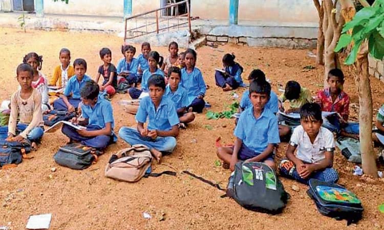 ಶಿಥಿಲಾವಸ್ಥೆಯಲ್ಲಿ ಕಟ್ಟಡ; ಮರದ ನೆರಳಲ್ಲೇ ಪಾಠ