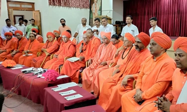 10 ದಿನದೊಳಗೆ ಬಸವಣ್ಣನ ಕುರಿತ ಲೋಪದೋಷ ಸರಿಪಡಿಸಿ : ಸರಕಾರಕ್ಕೆ ಮಠಾಧೀಶರ ಗಡುವು