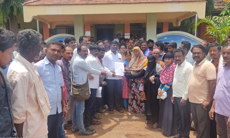 ಸೊರಬ : ನಿವೇಶನ ಹಂಚಿಕೆಯಲ್ಲಿ ಅನ್ಯಾಯ : ಪುರಸಭೆ ಮುಂದೆ ನಿವೇಶನ ವಂಚಿತರಿಂದ ಪ್ರತಿಭಟನೆ