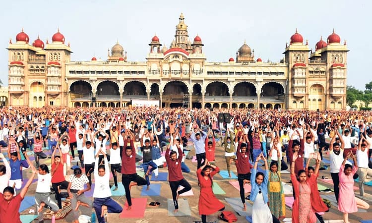 ಮೈಸೂರು: ಯೋಗ ತಾಲೀಮಿನಲ್ಲಿ ಸಾವಿರಾರು ಮಂದಿ ಭಾಗಿ