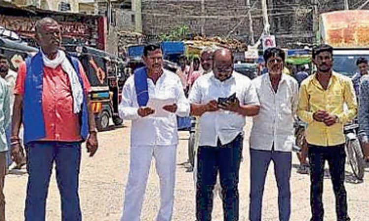 ಆಂಗ್ಲ ಮಾಧ್ಯಮ ಶಾಲೆಯಲ್ಲಿ ಹಣ ವಸೂಲಿ: ಕ್ರಮಕ್ಕೆ ಆಗ್ರಹಿಸಿ ಪ್ರತಿಭಟನೆ