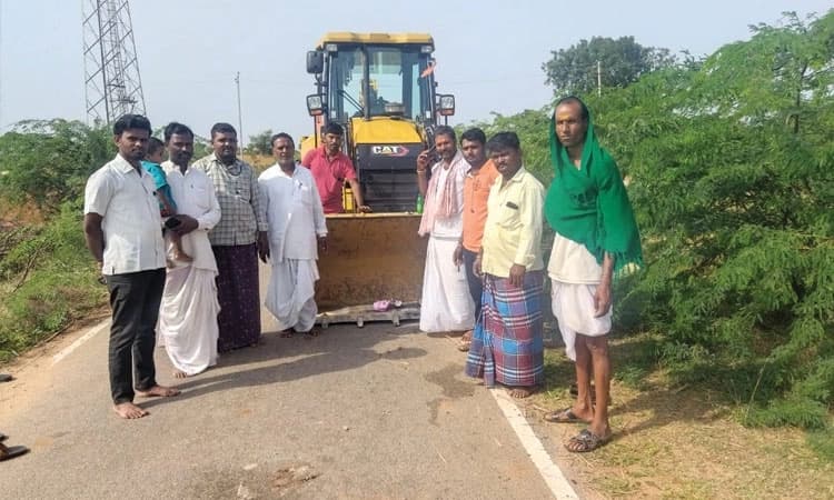 ಉದಯವಾಣಿ ವರದಿಗೆ ಸ್ಪಂದಿಸಿದ ಶಾಸಕರು; ರಸ್ತೆಯನ್ನು ಅತಿಕ್ರಮಿಸಿದ್ದ ಮುಳ್ಳುಕಂಟಿ ತೆರವು