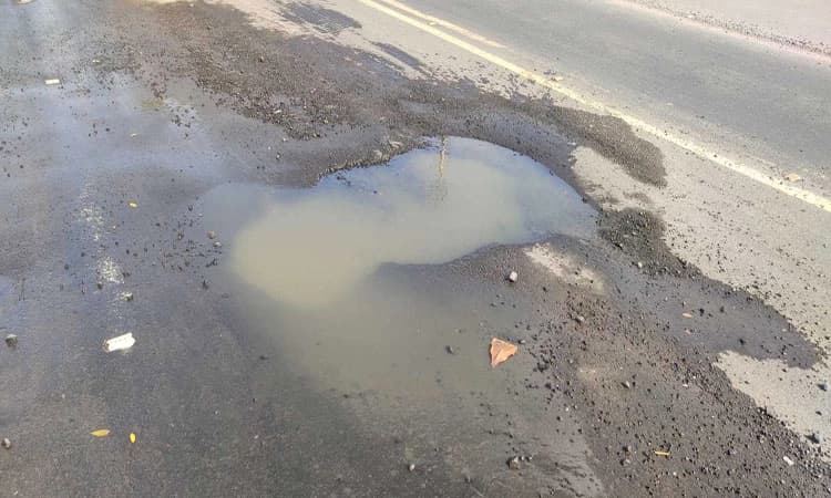 ಒಳಚರಂಡಿ ಚೇಂಬರ್‌ ಒಡೆದು ಗಬ್ಬೆದ್ದು ನಾರುತ್ತಿದೆ‌ ಶೌಚದ ನೀರು