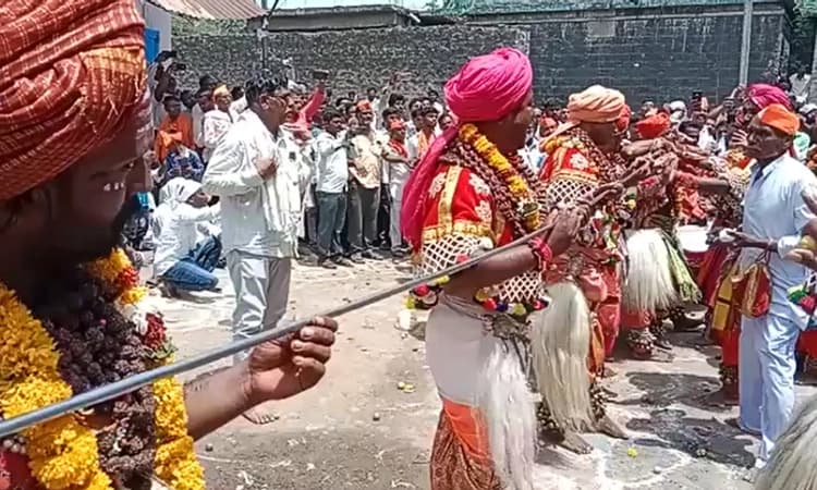 ವೀರಗಾಸೆಯಲ್ಲಿ 21 ಅಡಿ ಉದ್ದದ ಕಬ್ಬಿಣದ ಸಲಾಕೆಯನ್ನು ಕೆನ್ನೆಗೆ ಚುಚ್ಚಿಕೊಂಡ ಪುರವಂತ