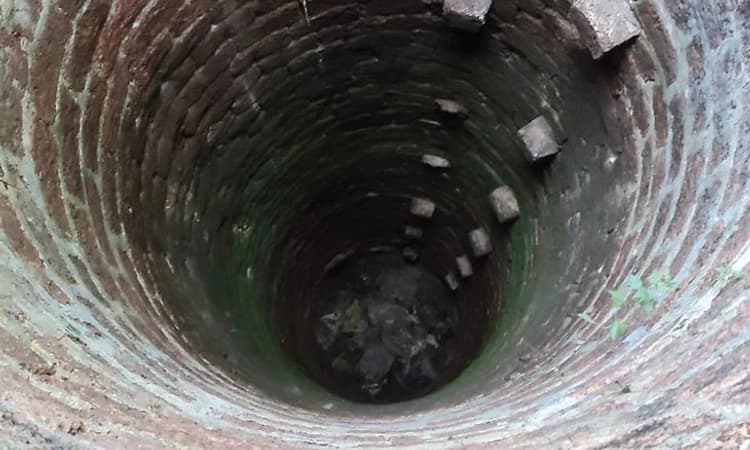 ಅನೈತಿಕ ಸಂಬಂಧಕ್ಕೆ ಅಡ್ಡಿ : 35 ಅಡಿ ಆಳದ ಬಾವಿಗೆ ತಳ್ಳಿದರೂ ಬದುಕಿ ಬಂದ ಬಾಲಕ !