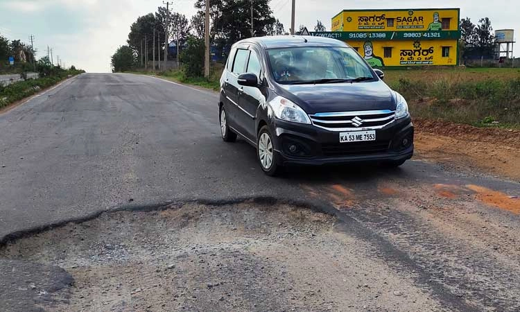 ಹೆದ್ದಾರಿಯಲ್ಲಿ ಗುಂಡಿಗಳ ಕಾರುಬಾರು