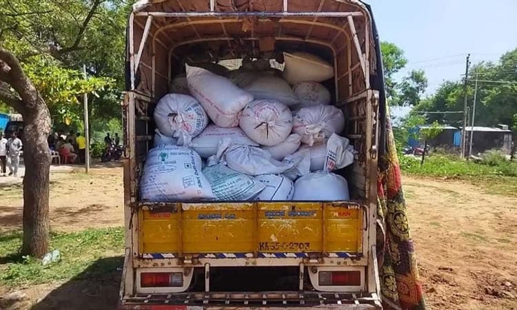 40 ಪ್ಯಾಕೆಟ್‌ ಪಡಿತರ ಅಕ್ಕಿ ವಶ