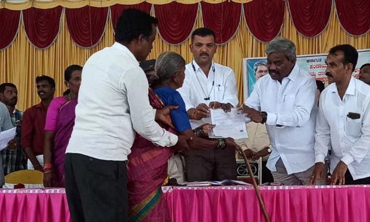 180 ರೈತರಿಗೆ ಸಾಗುವಳಿ ಹಕ್ಕು ಪತ್ರ ವಿತರಣೆ ಶೀಘ್ರ