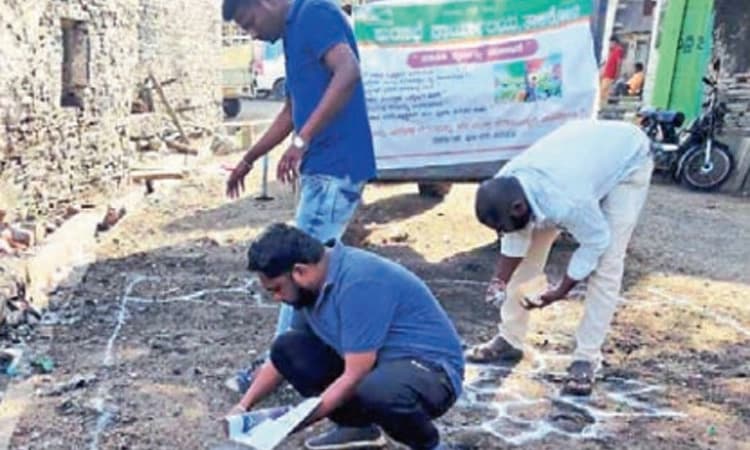 ಕಸಗುಡಿಸಿ ರಂಗೋಲಿ ಬಿಡಿಸಿದ ಪುರಸಭೆ ಅಧಿಕಾರಿಗಳು