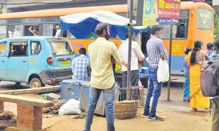 ಮಿನಿ ಪ್ಯಾಸೆಂಜರ್‌ ವಾಹನ ನಿಲುಗಡೆ: ಆಕ್ರೋಶ