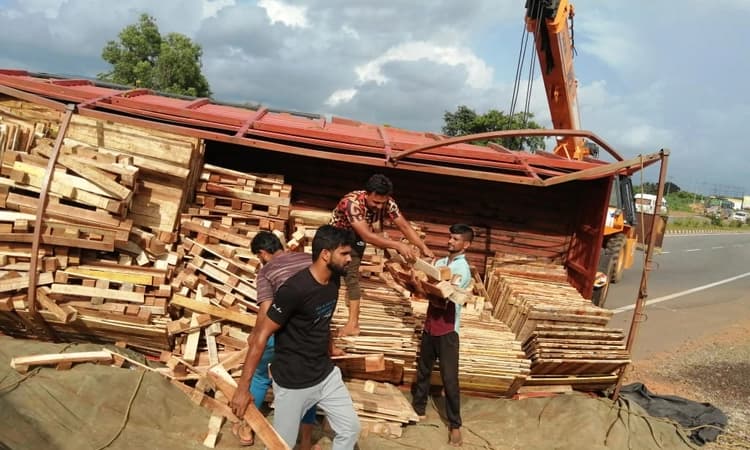 ಭಟ್ಕಳ : ರಾಷ್ಟ್ರೀಯ ಹೆದ್ದಾರಿಯಲ್ಲೇ ಪಲ್ಟಿಯಾದ ಲಾರಿ, ಚಾಲಕ ಗಂಭೀರ, ಸಂಚಾರ ವ್ಯತ್ಯಯ