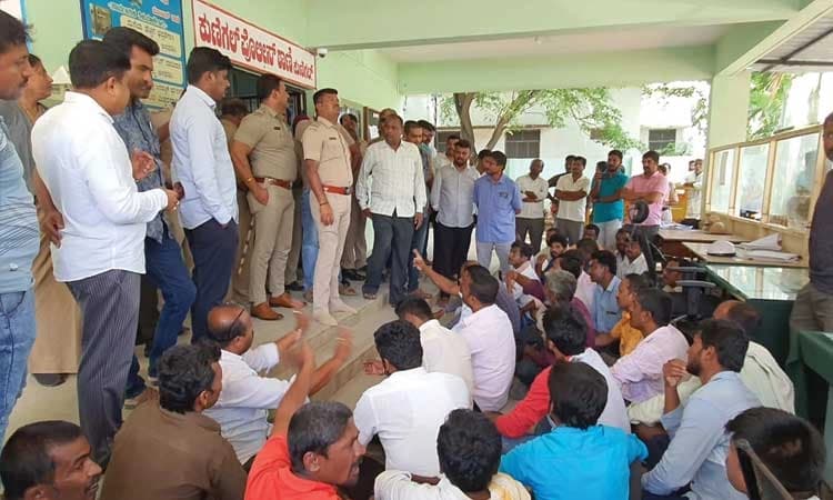 ಗ್ರಾ.ಪಂ ಸದಸ್ಯನಿಗೆ ಕಪಾಳ ಮೋಕ್ಷ: ಪಿಎಸ್ ಐ ಅಮಾನತ್ತಿಗೆ ಒತ್ತಾಯಿಸಿ ಠಾಣೆಗೆ ಮುತ್ತಿಗೆ